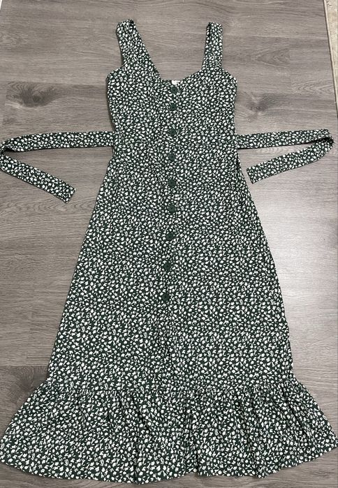 Платье очень женственное