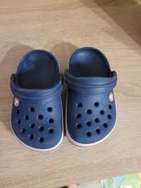 Vând papucei Crocs