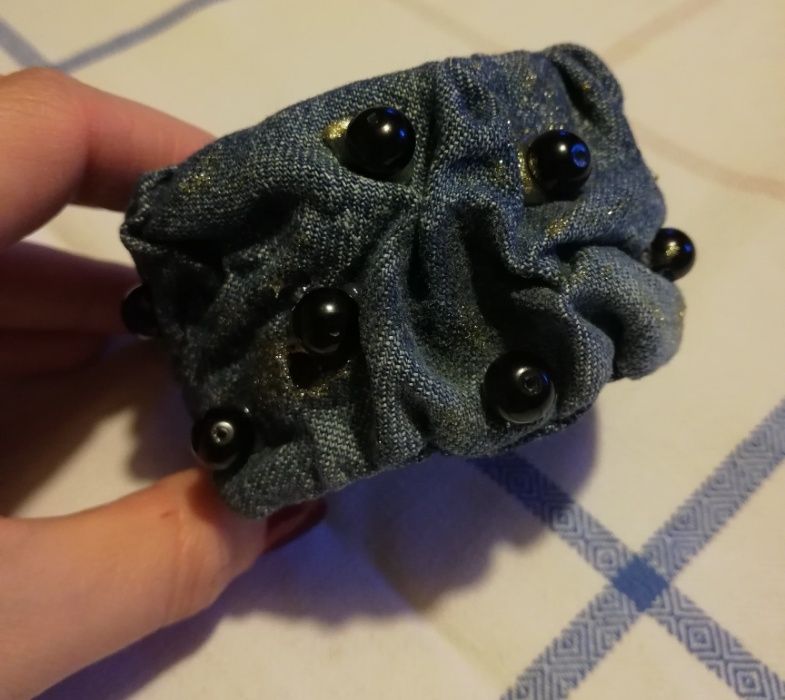 Дънкова гривна с черни перли