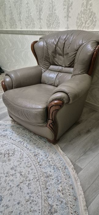 Кресло кожаная продается