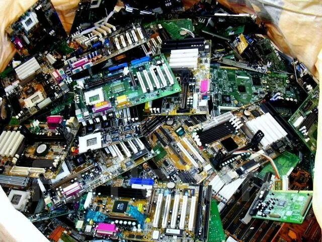 Берём  электроные платы