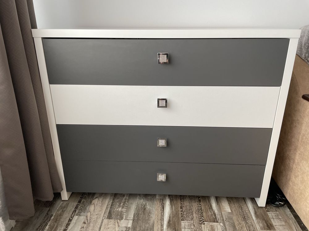 Comoda spatioasa ALB/GRI din pal si mdf