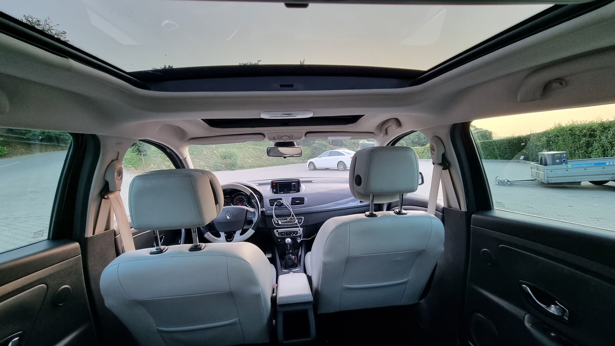 Megane 3 1.5 dci 110 cp manual. Panoramic, full piele alba, xenon,bose