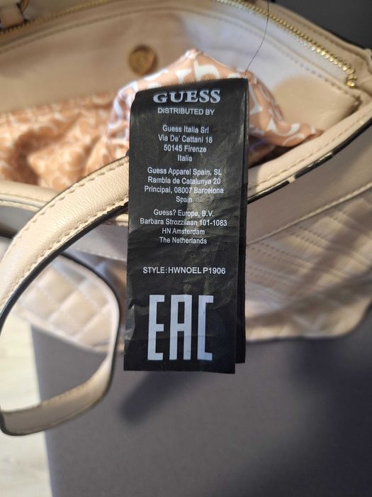 Geanta de dama firma Guess.