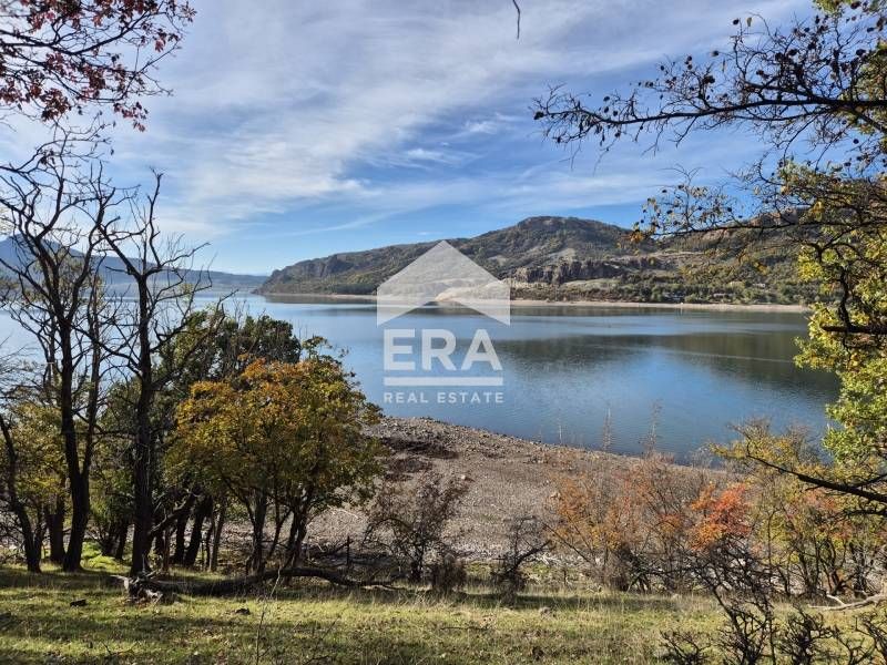 Уникален парцел на брега на язовир Студен кладенец