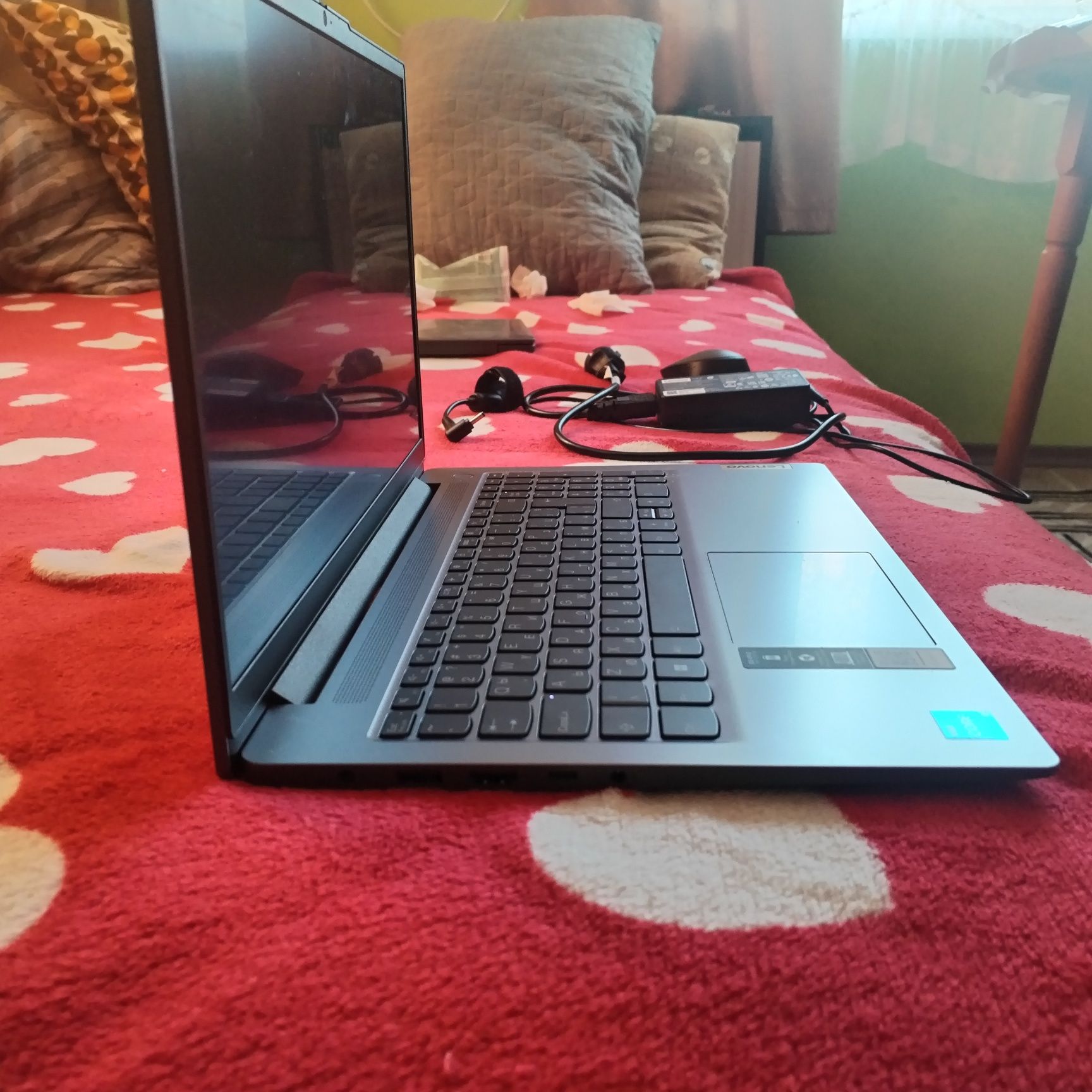 Продавам лаптоп Lenovo ideal pad slim 3, на 5месеца напълно нов е