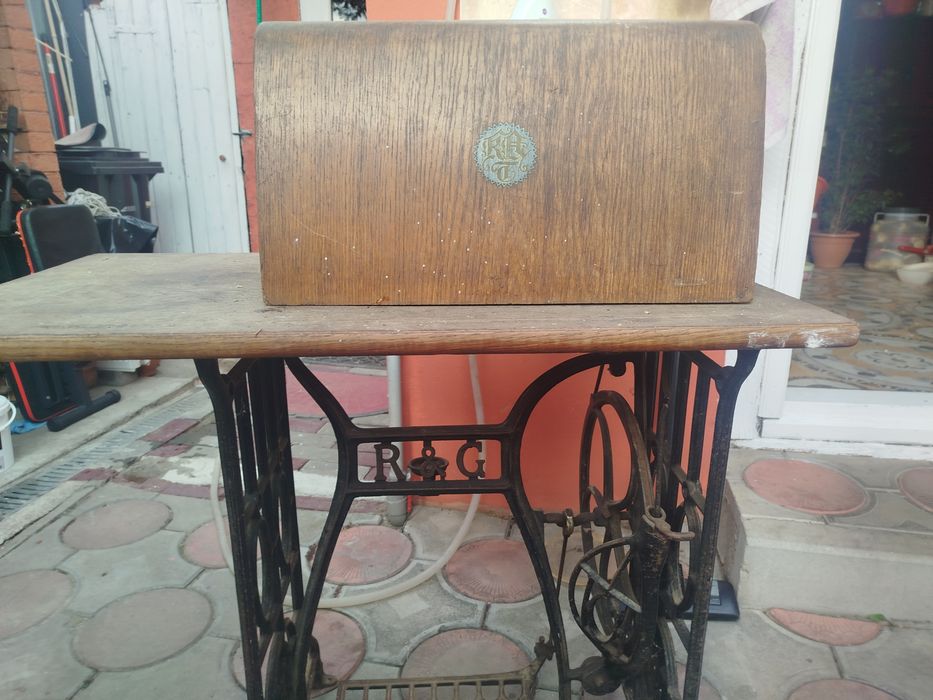 Vănd masină cusut veche