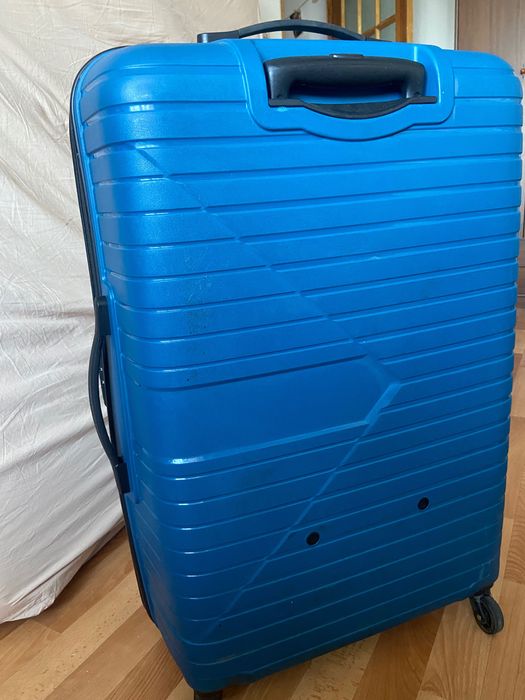 Чемодан на колесиках