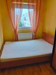 Vand mobilă de dormitor,compusă din pat matrimonial și dulap cu 3