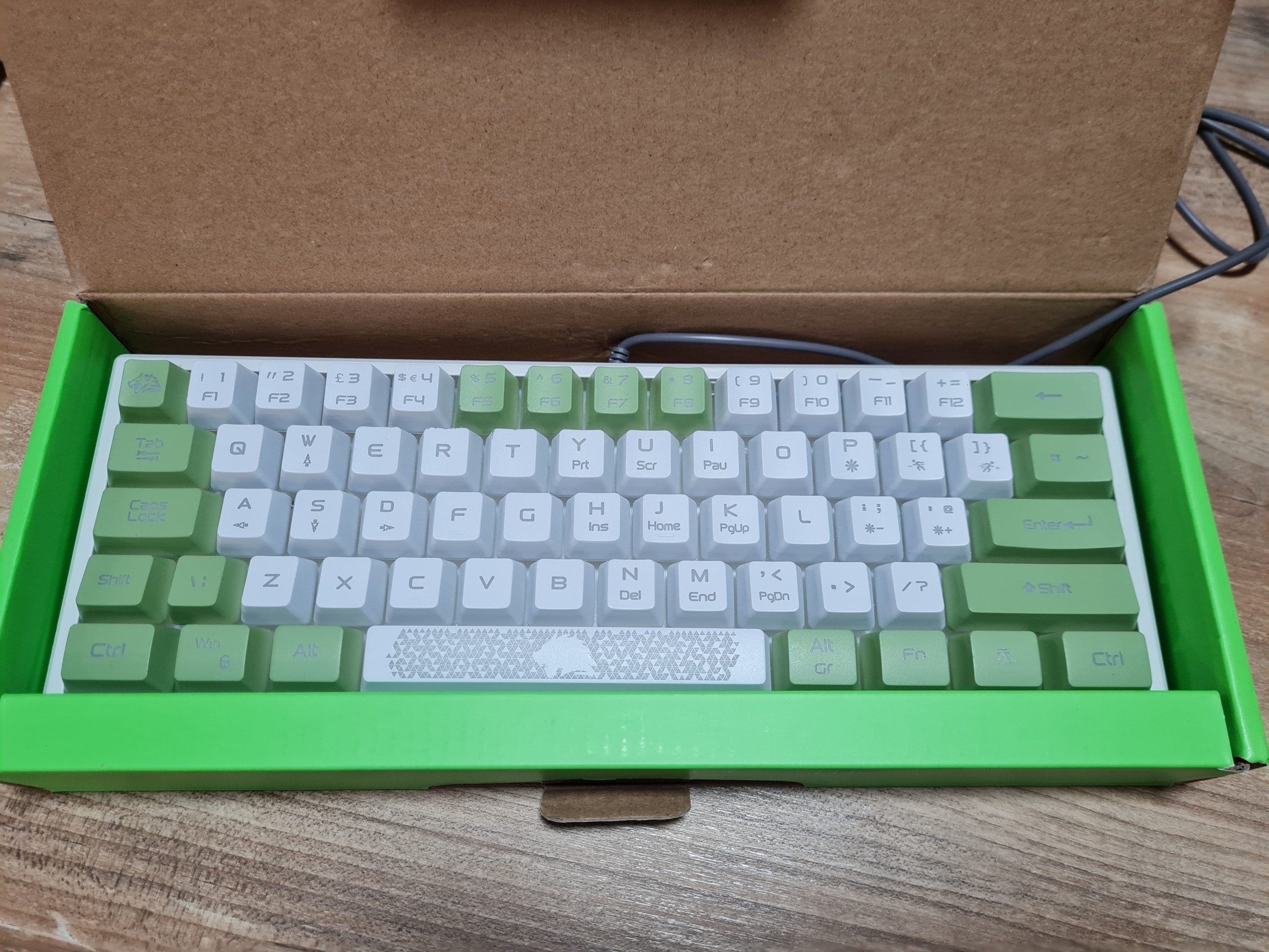 Tastaturi de gaming cu fir Layout UK 60%, RGB, membrana, 4 culori