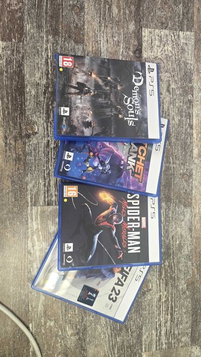 Vand PS 5 cu 2 joystick-uri