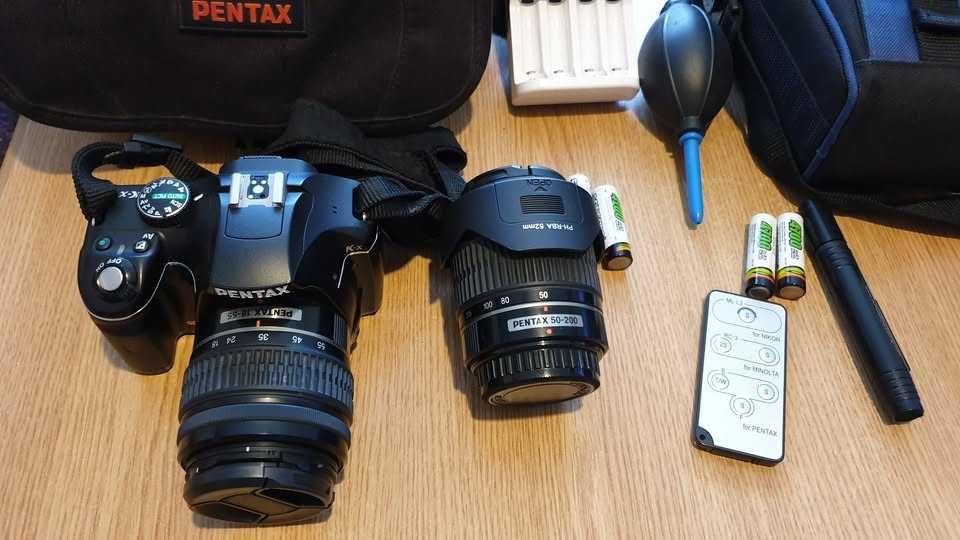 Aparat foto DSLR Pentax K-x Negru, + 18-55 + 50-200 si tot ce se vede