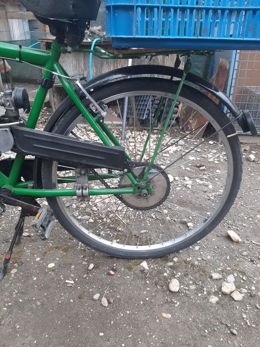 Bicicleta cu motor pe benzină