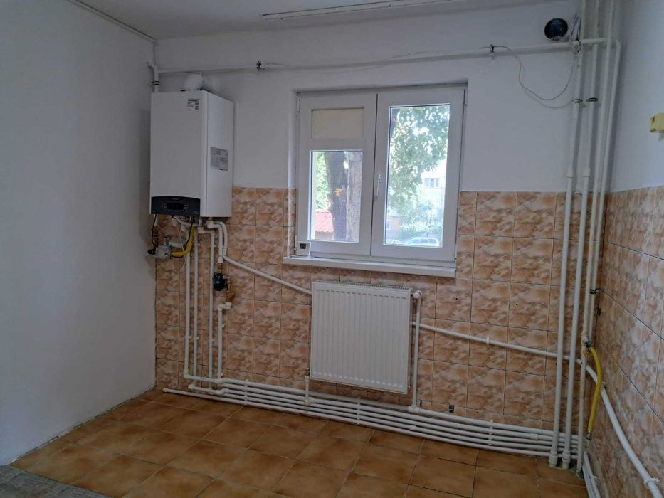 Inchiriez apartament 2 camere in Craiovita Noua.