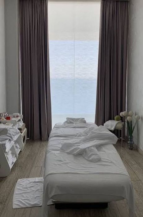 Массажистка у себя одна