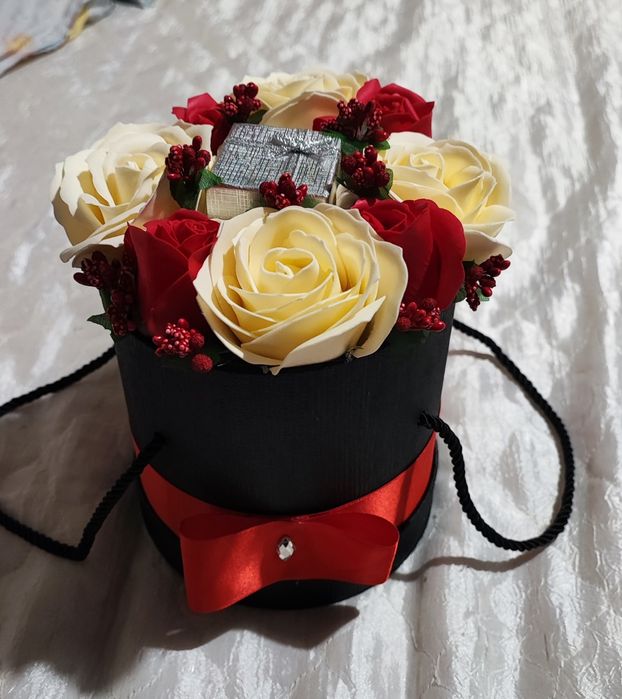 Подаръчна кутия с ароматни рози