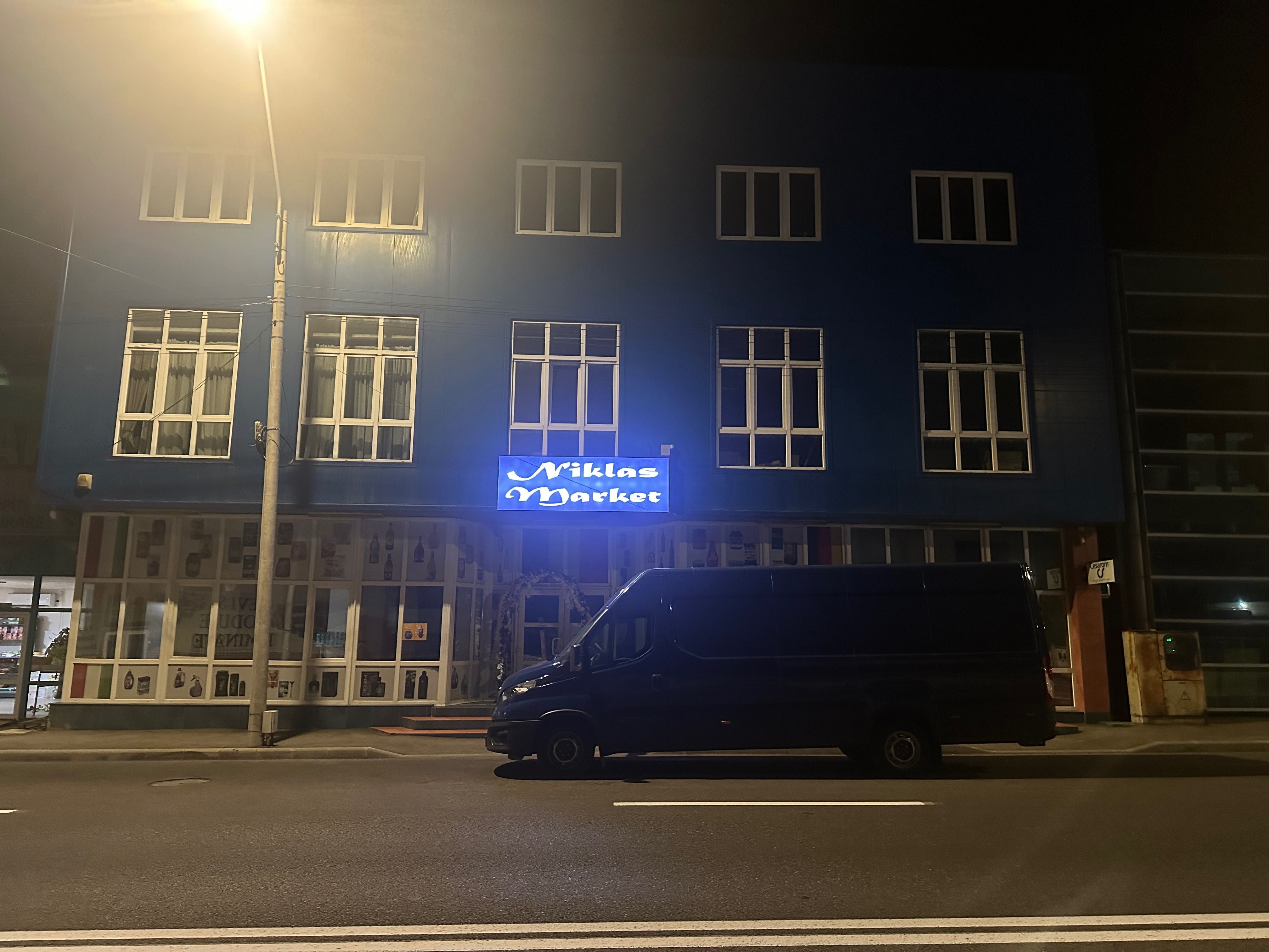 Vand 2 cladiri comerciale