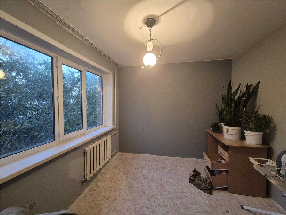 а Продам 4 комнатную 6 микрорайон средний этаж угловая