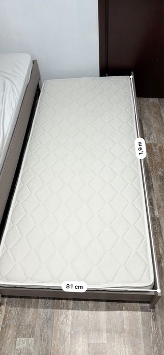 Единични легла с матраци и протектори