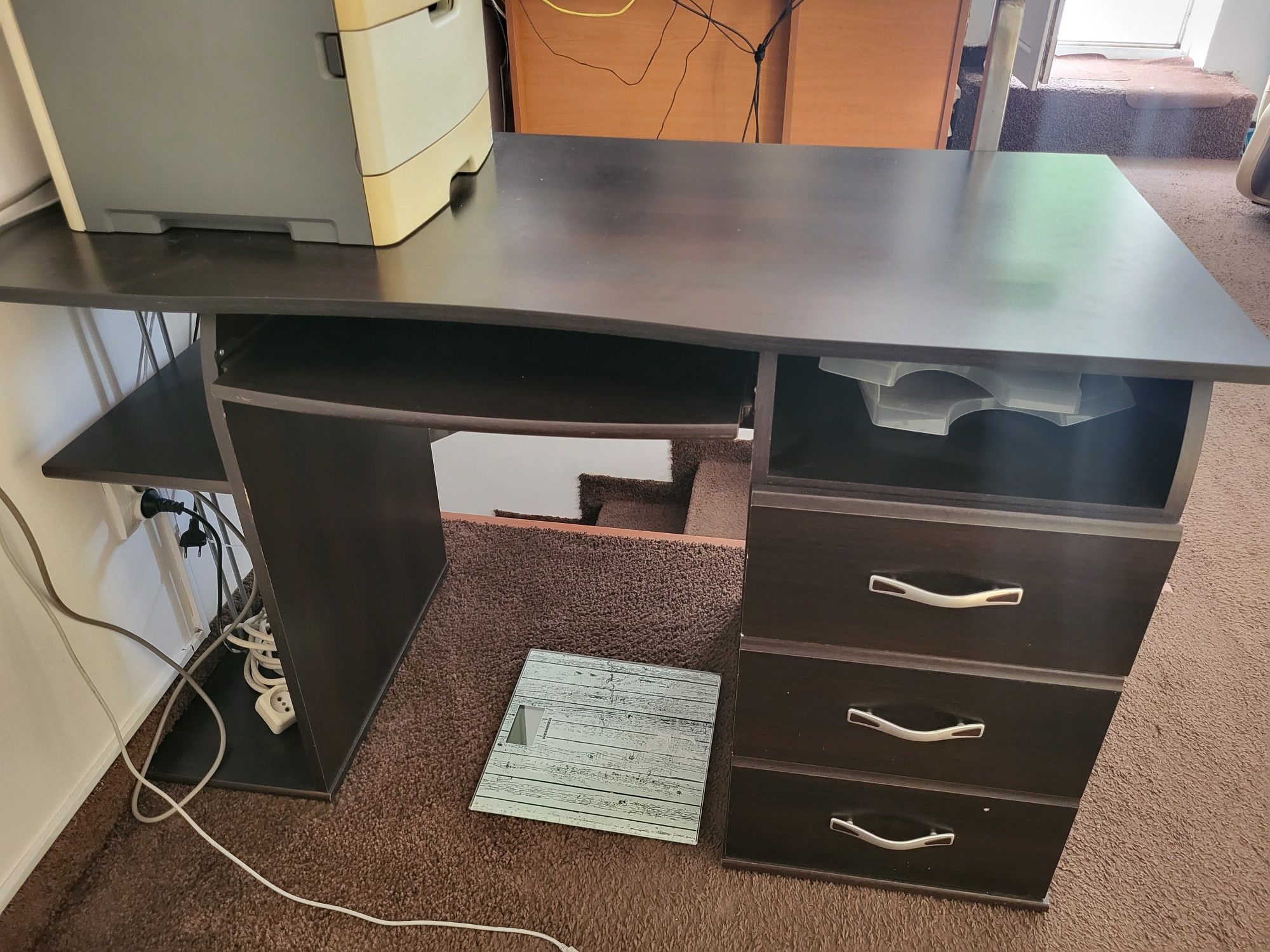 Vând birou stare excelenta 120x60x75 cu 3 sertare port tastatura
