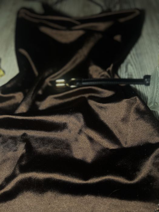 Кафява сатенена рокля