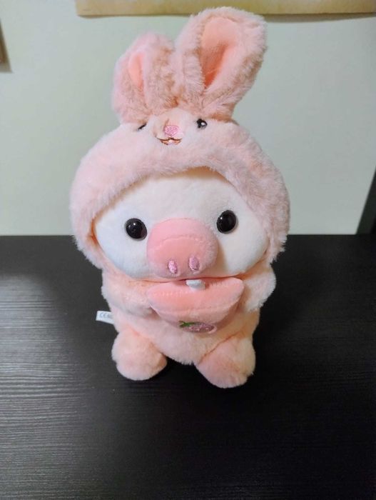 Jucărie pluș – porcușor roz cu glugă de iepuraș