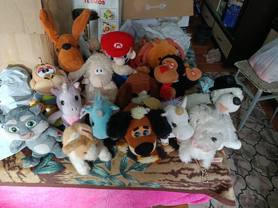 Продаю разные игрушки  на батарейках разные, двадцать штук