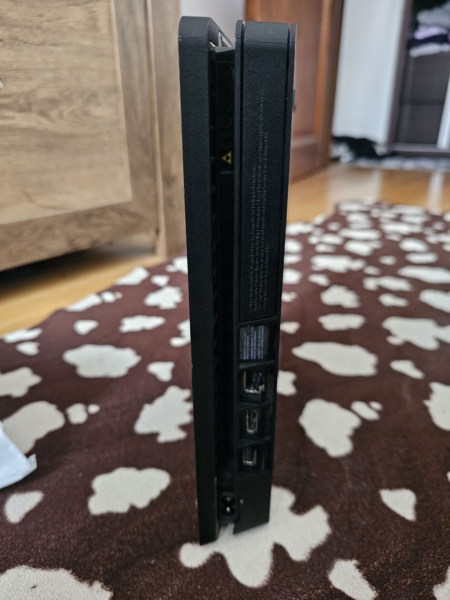 Consolă joc PlayStation 4 slim cu o maneta 1Tb