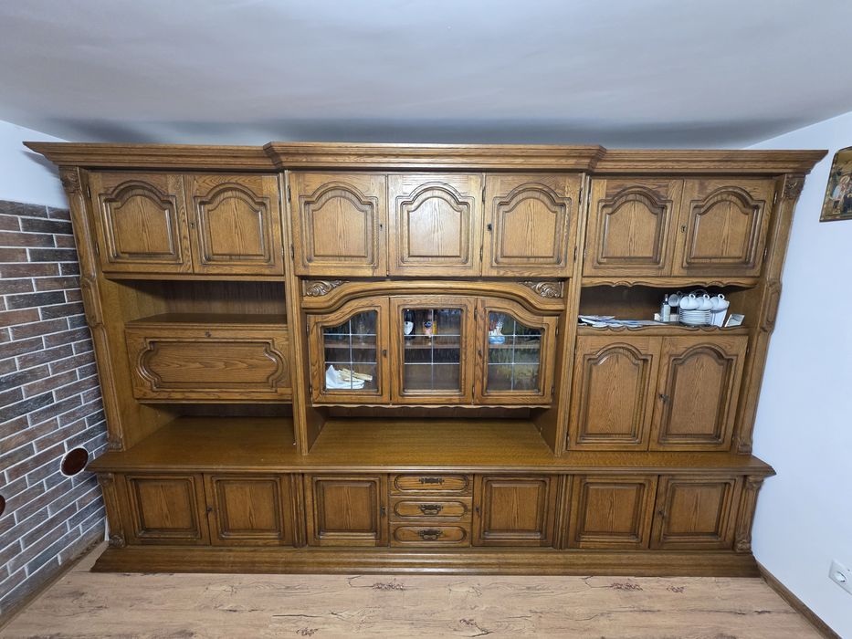 Vând mobilă lemn masiv, înălțimea 210cm si lungimea de 350cm.