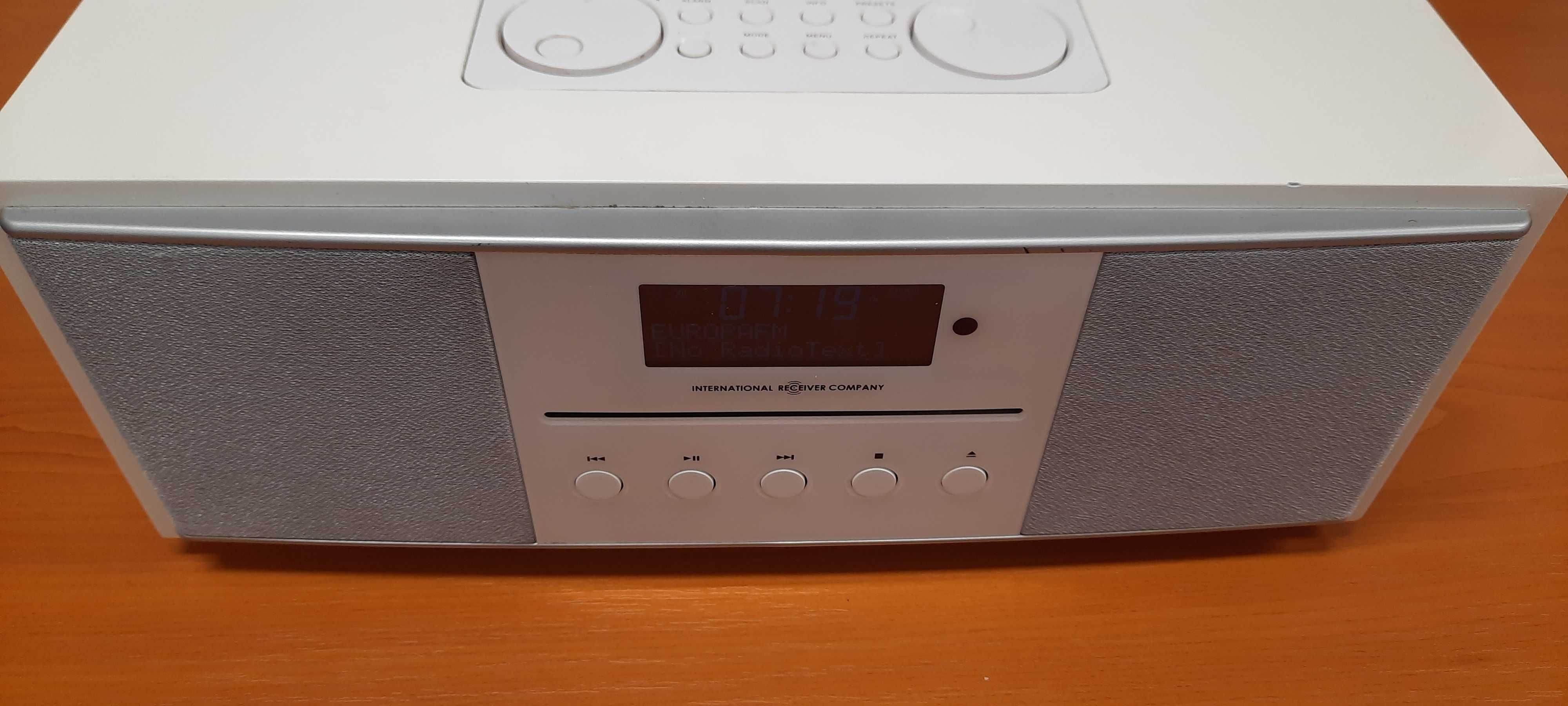 Radio  DAB+/DAB, FM cu  iPod/iPhone docking si CD player