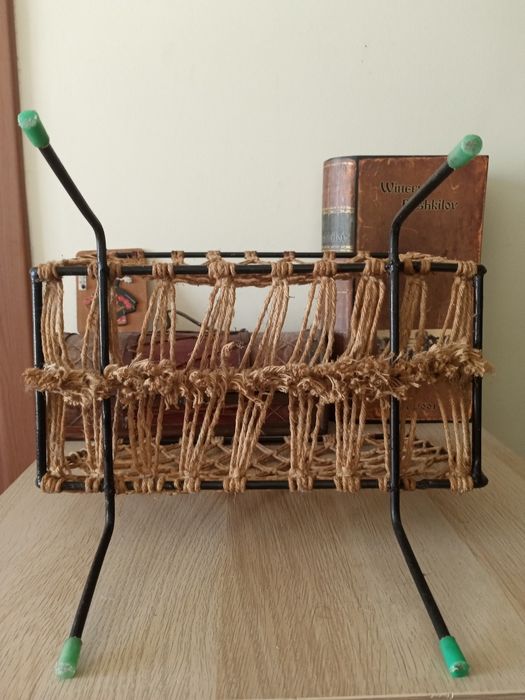 Ретро поставка за вестници и списания. 20лв.