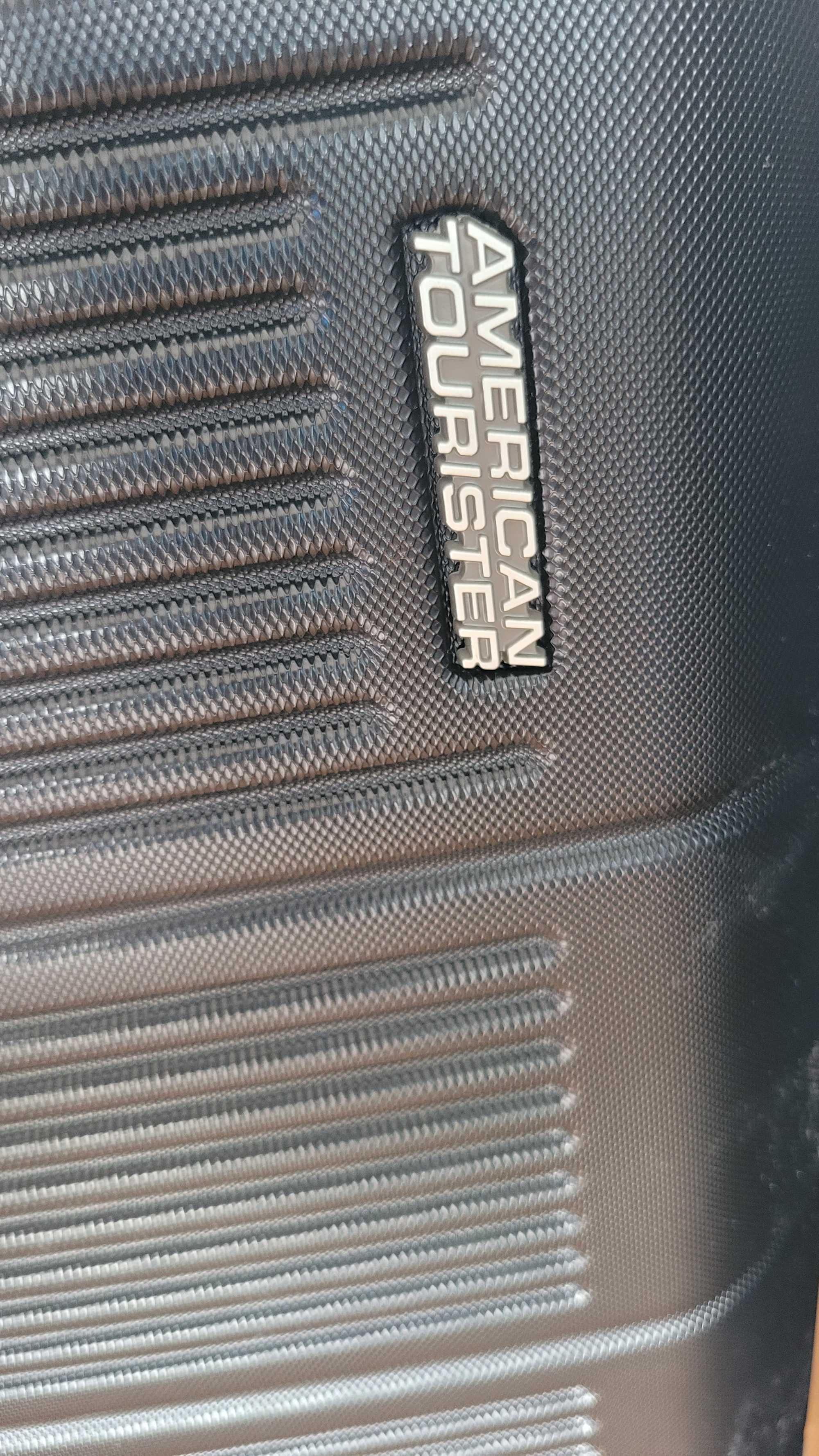Vand 2 geamantane de marca mari de cala