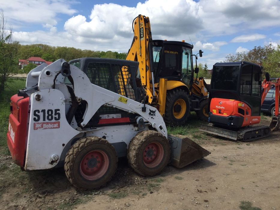 Închiriez Buldoexcavator Bobcat Miniexcavator compactor  vând nisip