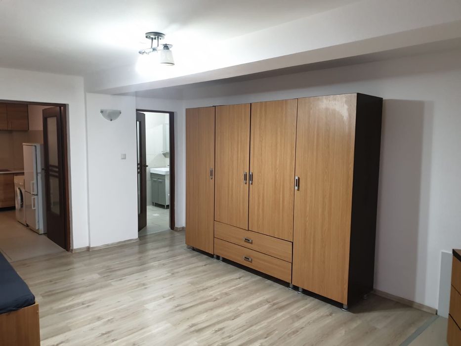 Garsoniera la casa cu curte