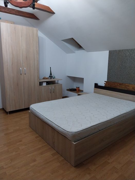 Dormitor .par 140/2m, două noptiere, șifonier cu două uși, comodă