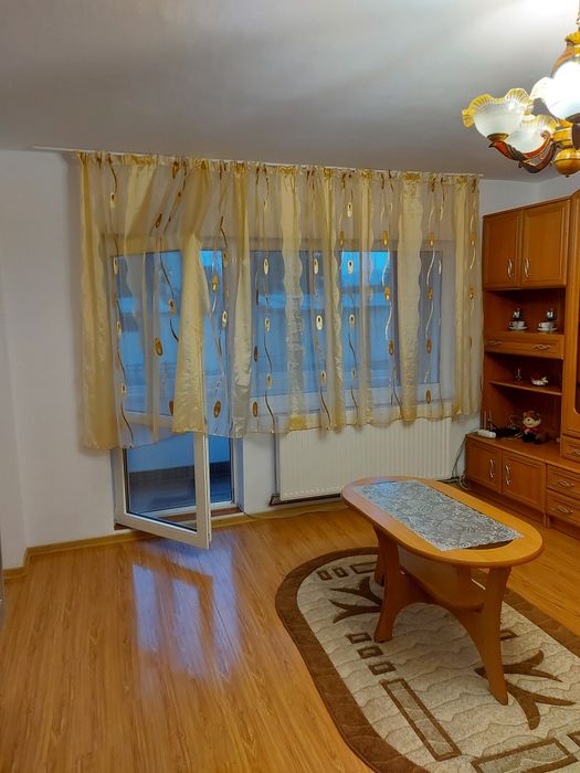 Închiriez apartament 2 camere decomandat .