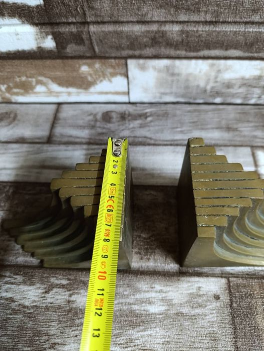 Плътни бронзови книгодържачи