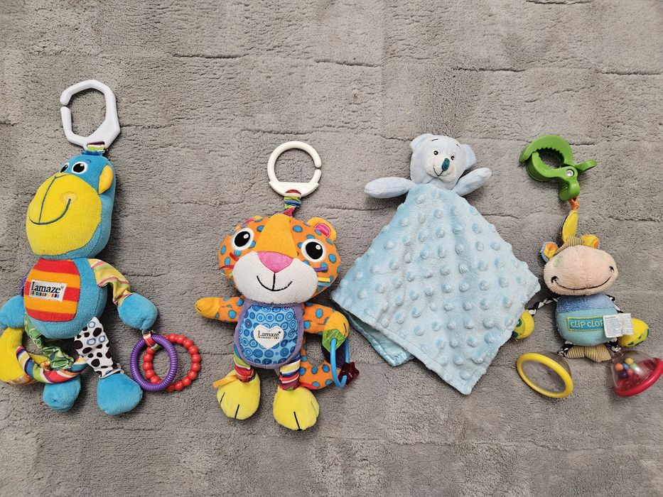 Лот Висящи играчки эа количка