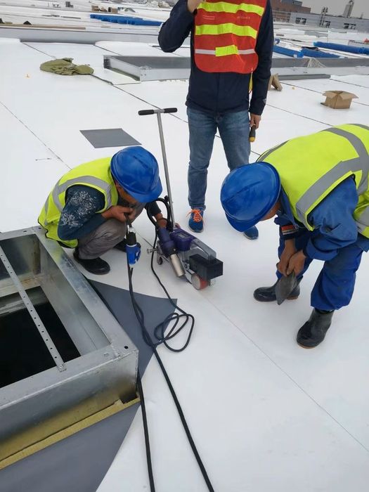 Том қисимларни ПВХ ва Геоменбрана билан ёпиш.    Polivinilxlorid