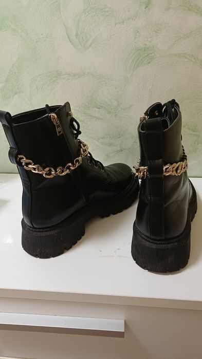 Кожени боти с верижки