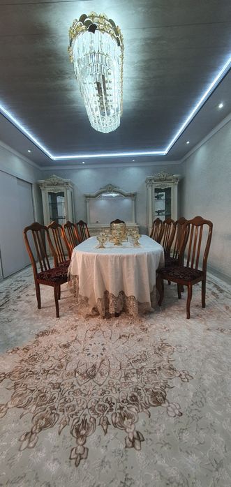 Стол 12 кишилик 2.45Х1.20 ва стуллар 10 дона