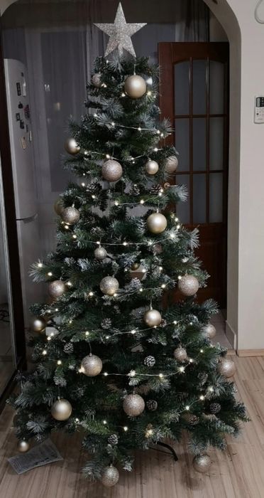 Brad realistic 1,80 m suport metalic ,conuri si zăpadă