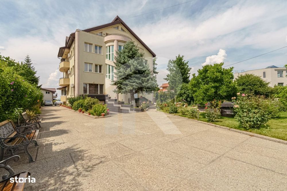 Casa cu teren de 3000 mp - ponton la lac - piscina si casa de oaspeti