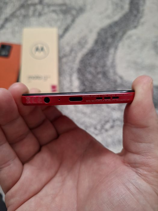 Motorola G84 5G Pantone Viva Magenta