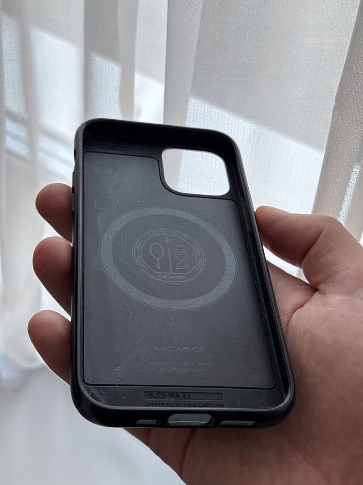 Okazie! 2 Huse la pret de 1 - iPhone 12 Spigen & ESR