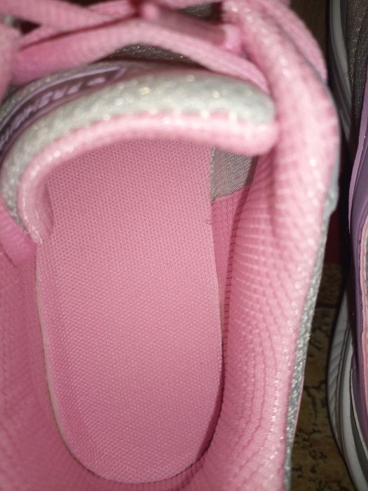 Дамски маратонки номер 39.Изпращам по Еконт или Спиди