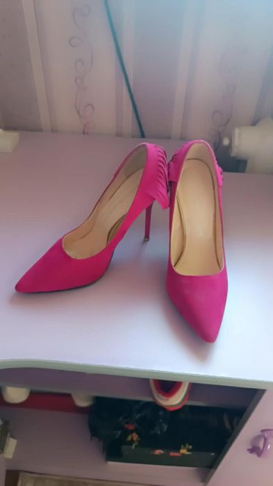 Ayollar tuflisi 1martta kiyilgan toza malazyada. Olingan