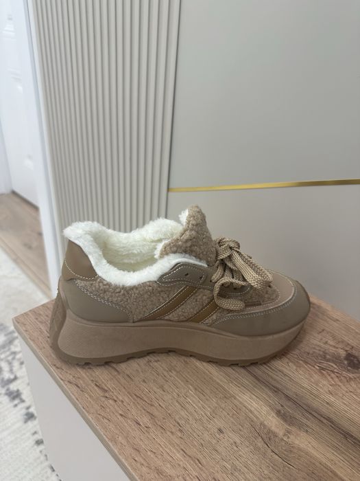 Продам женские зимние новые кроссовки