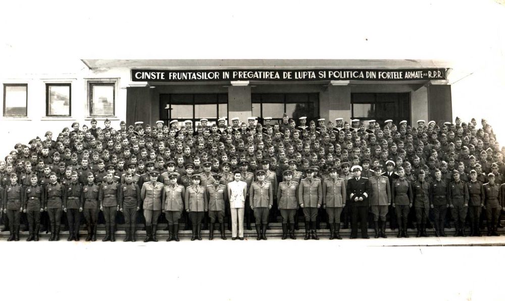 Fotografie originala cadre MFA din R P R in mijloc Virgil Trofin