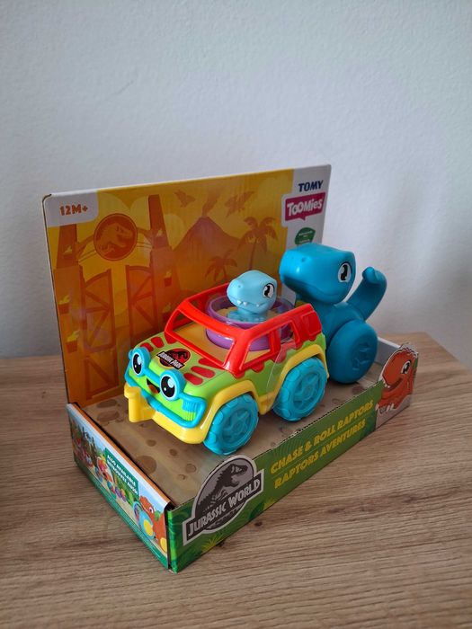 Vand lot cu 2 jucarii de la Tomy- Jurassic Wold